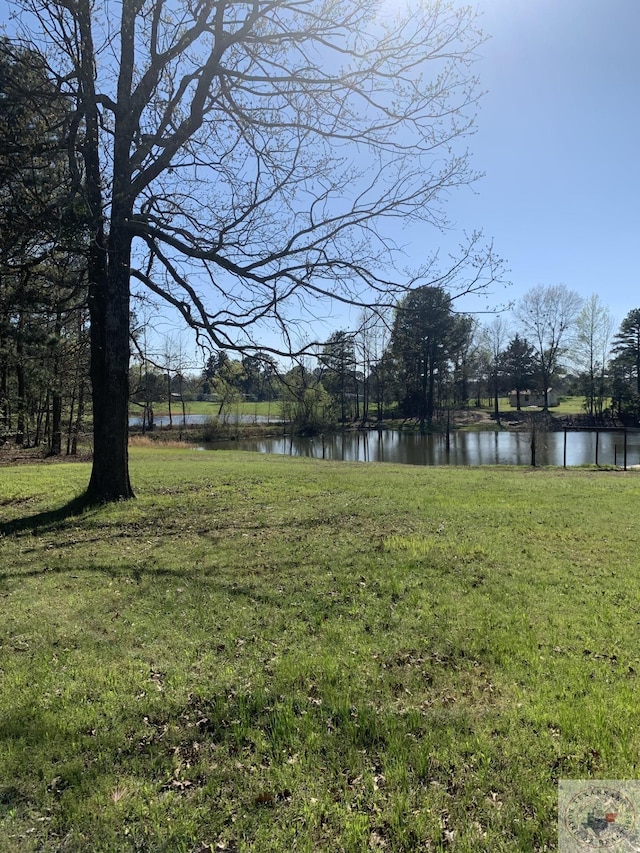 view of yard featuring a water view