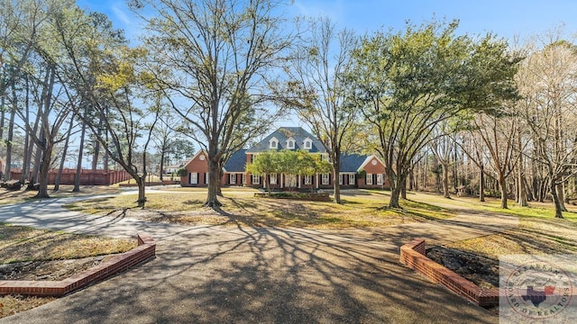 view of front of home featuring a front lawn