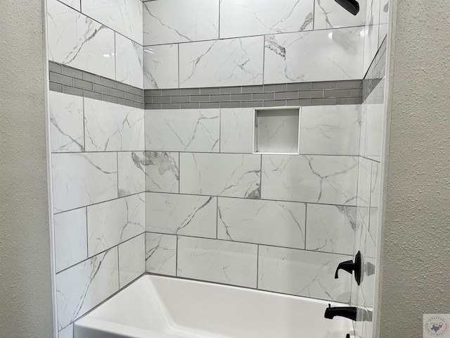 bathroom with tiled shower / bath