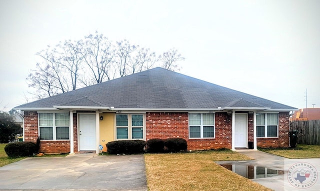 view of front of property featuring a front yard