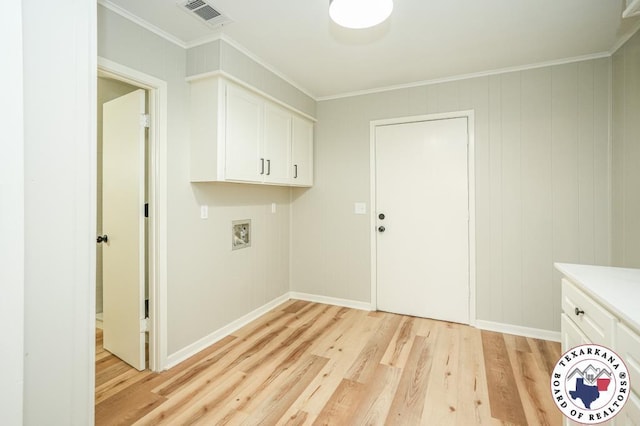 laundry room featuring washer hookup, ornamental molding, light wood-type flooring, and visible vents