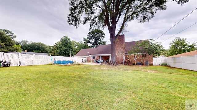 view of yard featuring a fenced in pool