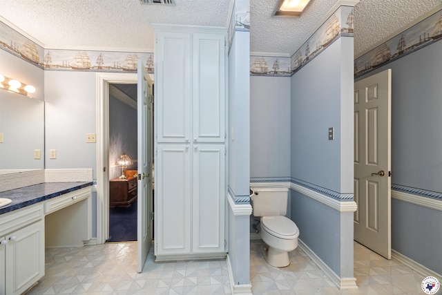 803 Lakeridge Pl, Texarkana, TX 75503 - bathroom with vanity, toilet, a textured ceiling, and baseboards