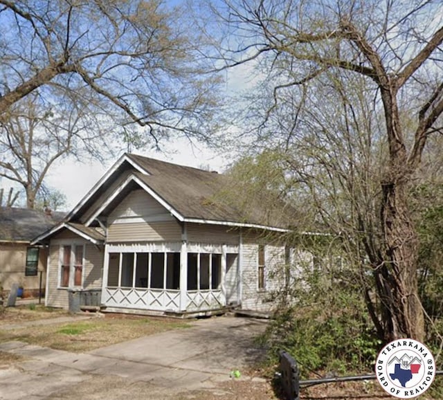 1510 W 9th St, Texarkana, TX 75501 - rear view of house with concrete driveway