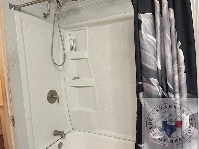 bathroom featuring shower / tub combo