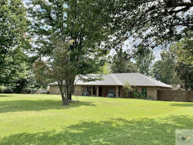 single story home featuring a front lawn