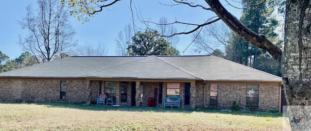 view of front of property with a front yard