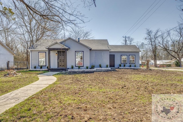 908 W Washington St, Clarksville, TX 75426 - view of front facade featuring a front yard