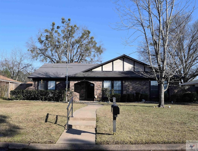 view of front of house featuring a front yard