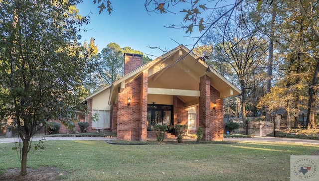 view of front of home featuring a front lawn and ceiling fan