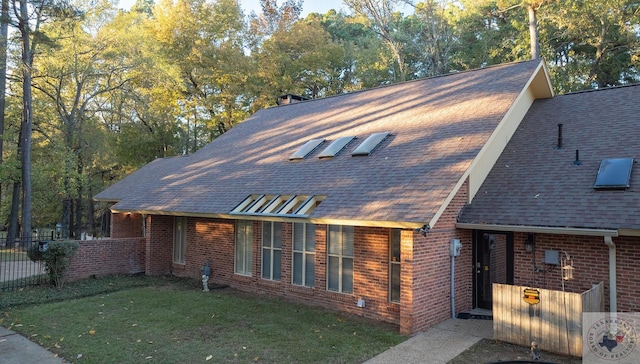 view of front of property featuring a front yard