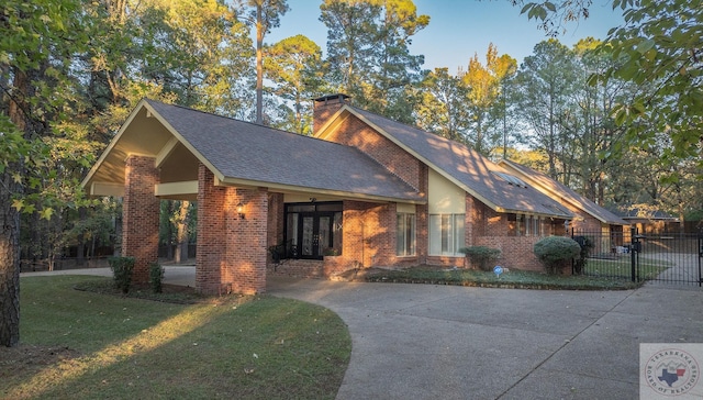 view of front of property featuring a front lawn