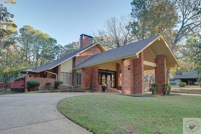 single story home with a front lawn