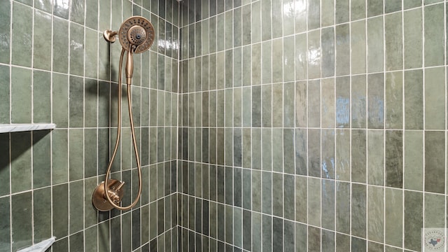 interior details with a tile shower