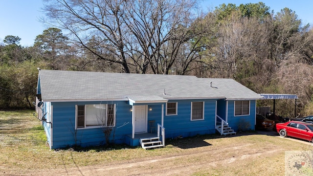 view of front of property featuring a front lawn