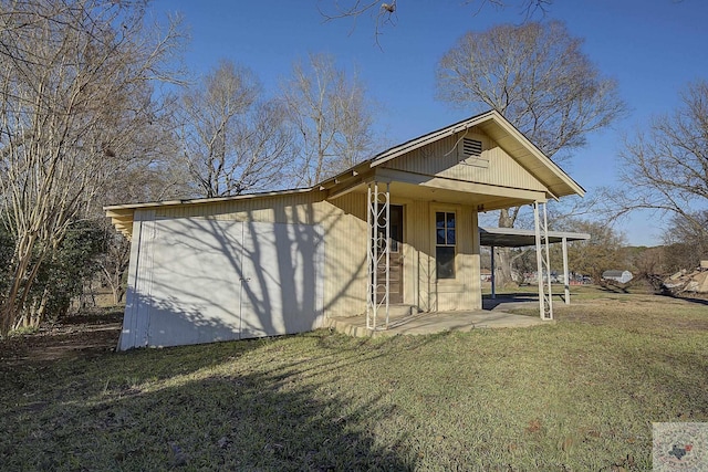 view of front of house featuring a patio area and a front lawn