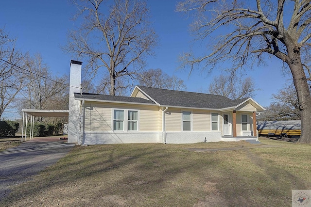 view of front of property featuring a carport and a front lawn