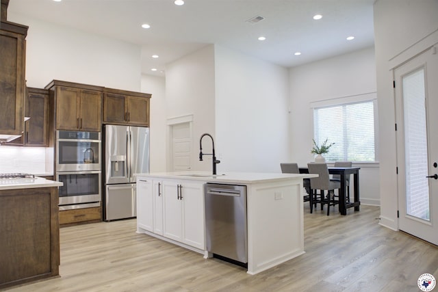 5616 Deaton Pl, Texarkana, TX 75503 - kitchen featuring stainless steel appliances, a sink, light wood finished floors, light countertops, and recessed lighting