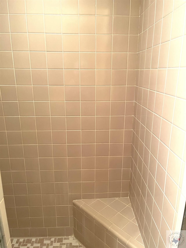 bathroom featuring a tile shower