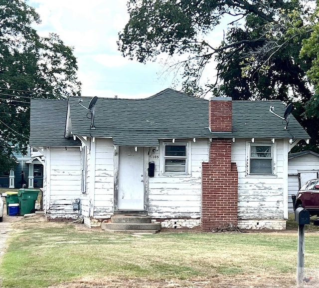 view of front of house featuring a front lawn