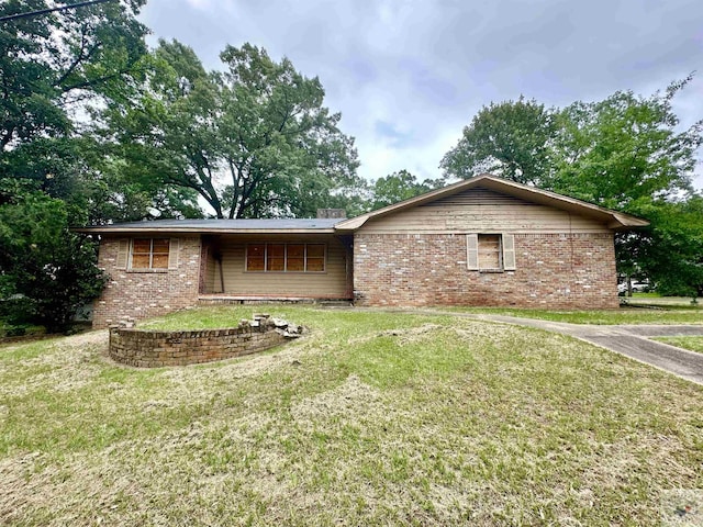 single story home featuring a front yard