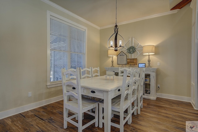 dining room featuring dark wood-type flooring, ornamental molding, and a notable chandelier