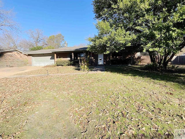 view of front of house featuring a garage and a front yard