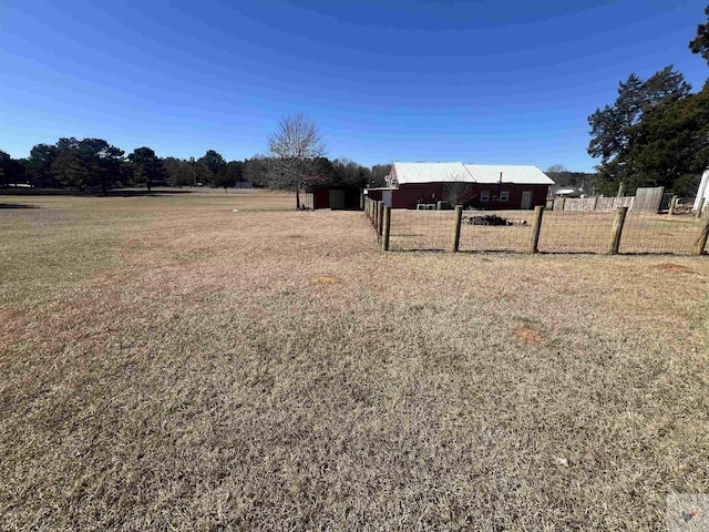 view of yard featuring an outbuilding