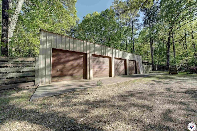 view of outdoor structure featuring an outdoor structure and driveway