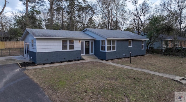 single story home featuring a front lawn