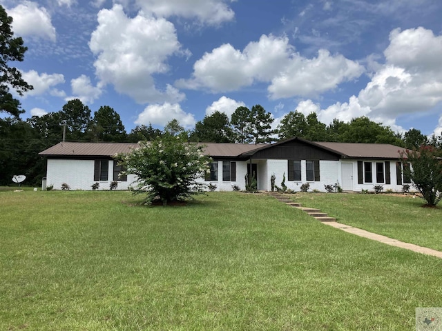 single story home with a front yard