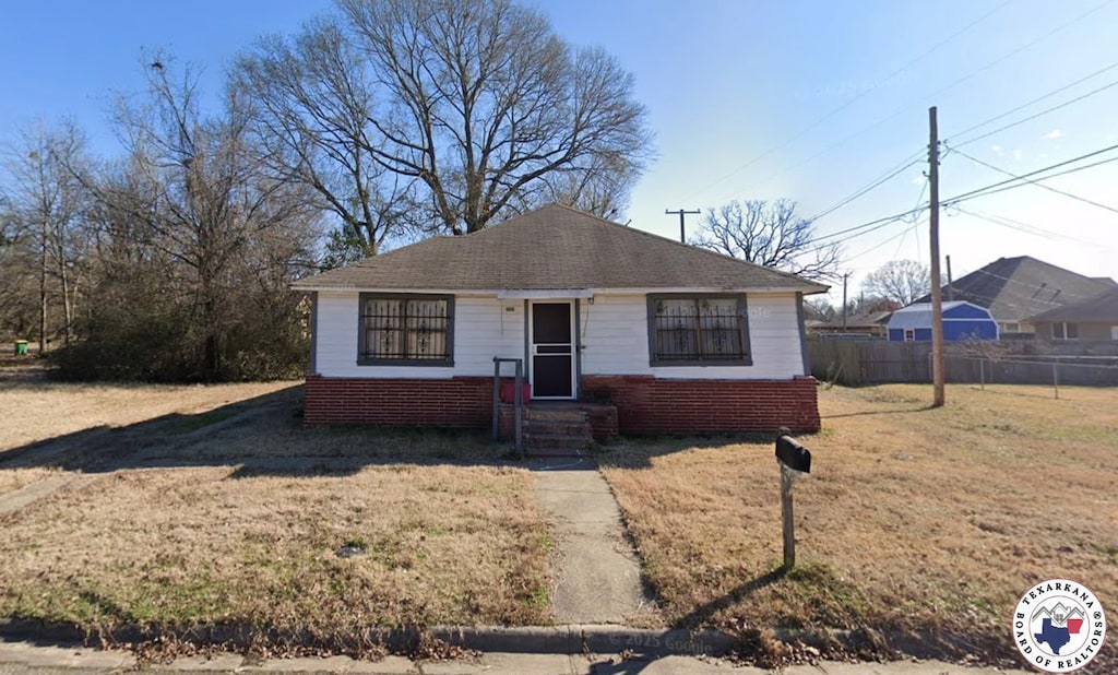 1018 Plum St, Texarkana, TX 75501 - bungalow-style house with entry steps