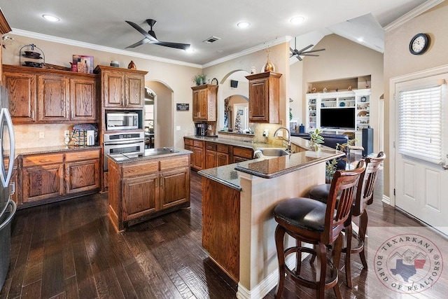 9891 County Rd 2422, Royse City, TX 75189 - kitchen featuring ceiling fan, kitchen peninsula, appliances with stainless steel finishes, and a breakfast bar