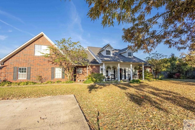 view of front facade featuring a porch and a front lawn