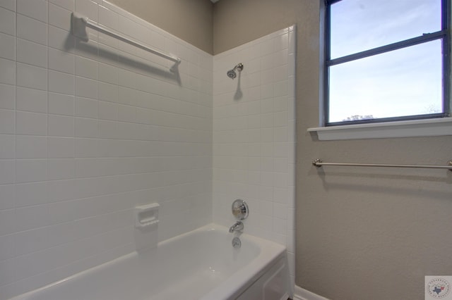 bathroom featuring tiled shower / bath