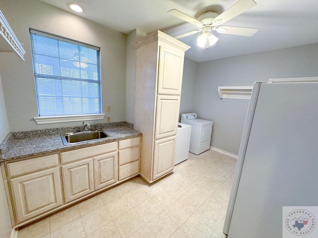 bathroom featuring sink, ceiling fan, and washing machine and clothes dryer