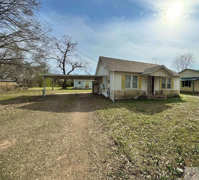 view of front of home featuring a front yard and a carport