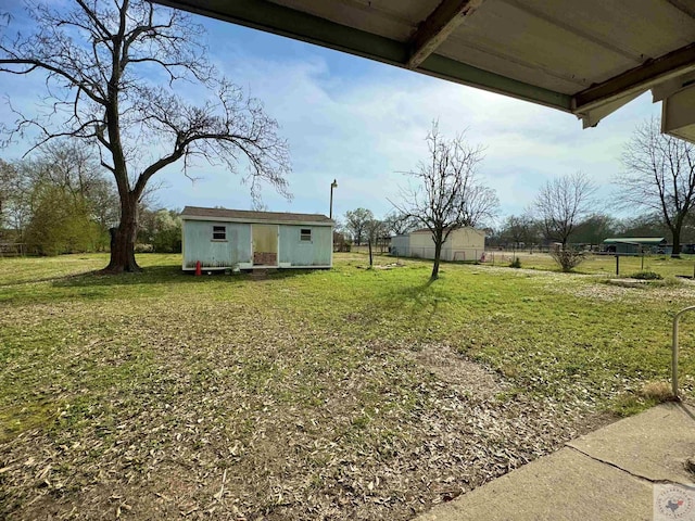 view of yard with an outbuilding