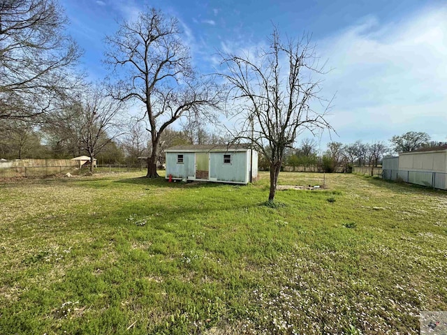 view of yard with an outdoor structure