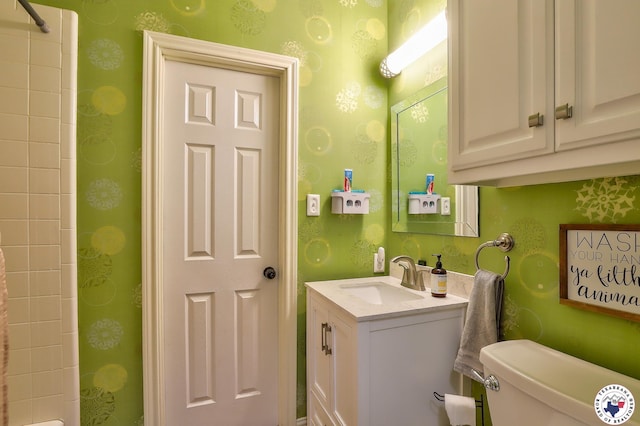 16 Bill Rogers Dr, Texarkana, TX 75503 - full bathroom with curtained shower, wallpapered walls, toilet, and vanity