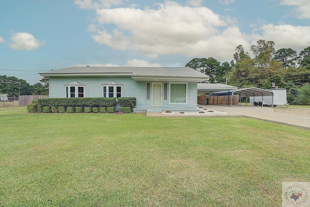 view of front of home with a carport and a front lawn