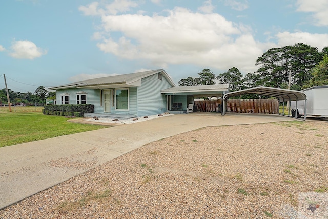 view of front of home featuring a front yard and a carport