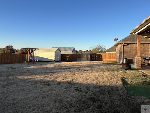 view of yard featuring a storage shed