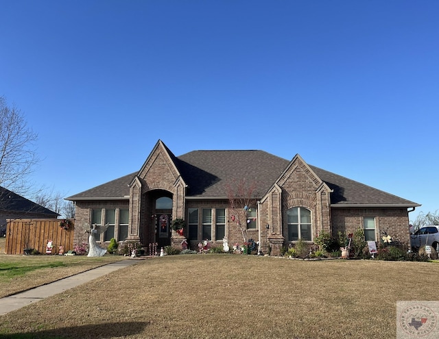 view of front facade featuring a front lawn