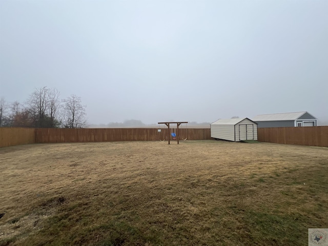 view of yard featuring a storage shed