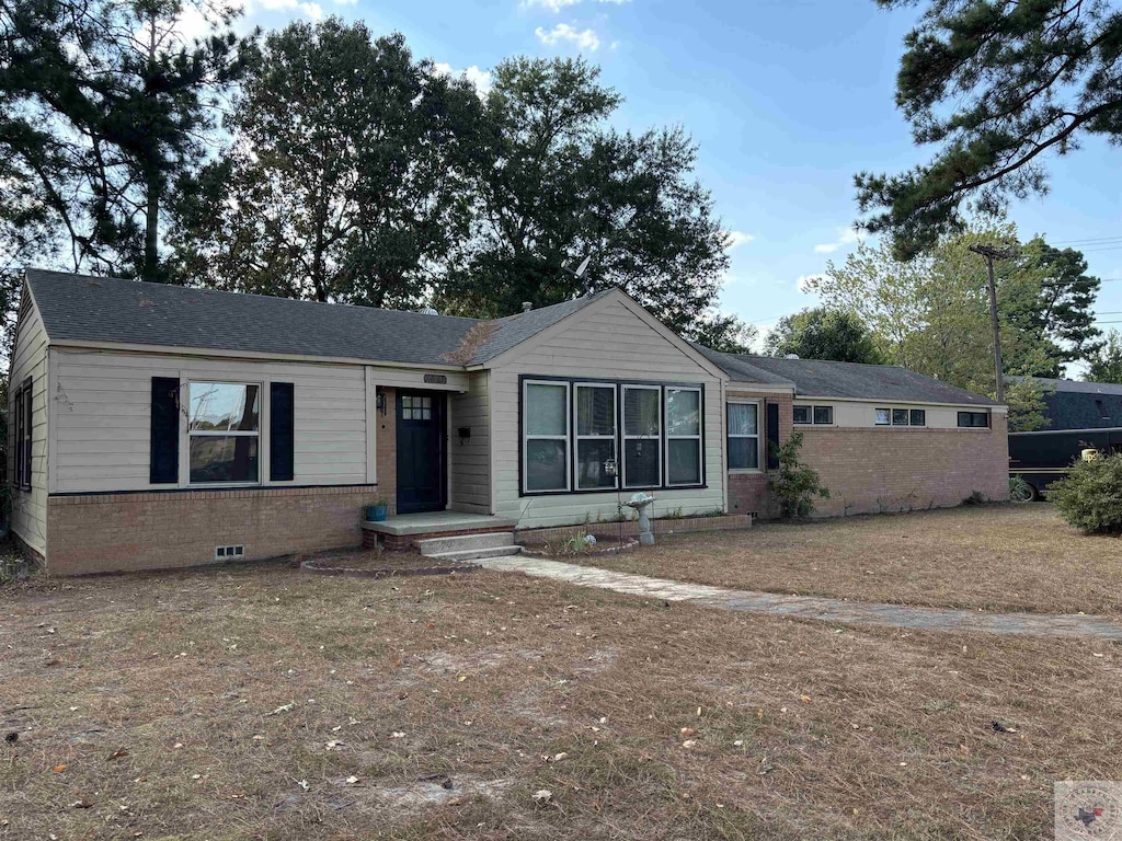 single story home with a front yard