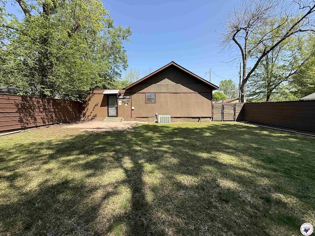 620 E 27th St, Texarkana, AR 71854 - rear view of property featuring a fenced backyard, a gate, and crawl space