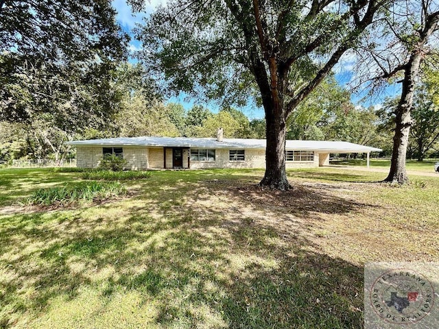 ranch-style house featuring a front lawn