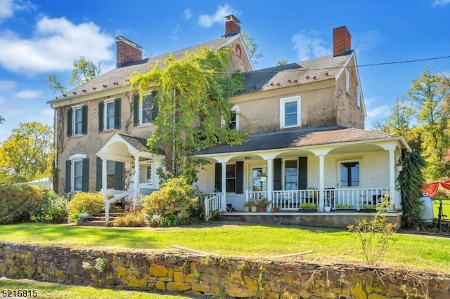 view of front facade featuring a porch and a front lawn