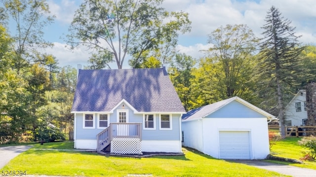 view of front of home featuring a front yard and a garage